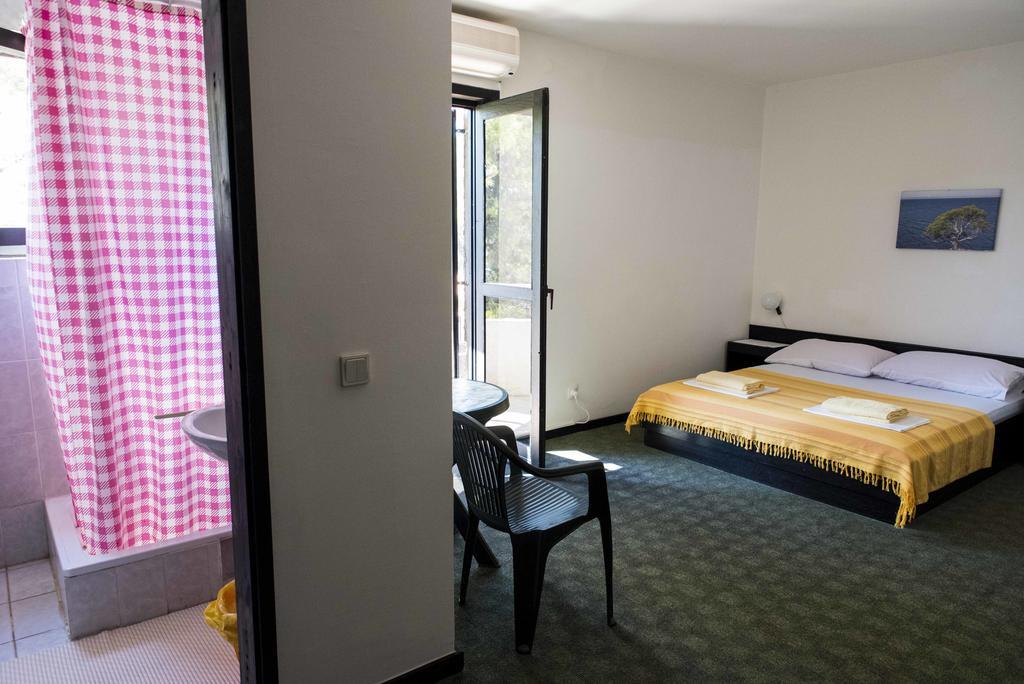 Guest House Alek Vrboska Εξωτερικό φωτογραφία